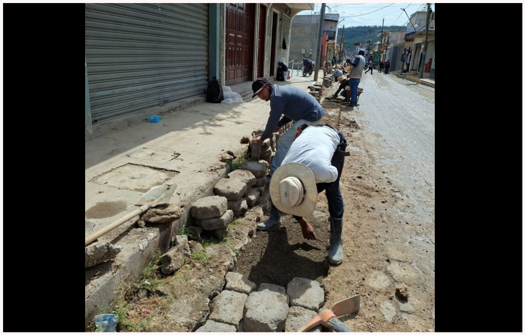 Personal de Obras Públicas se encuentra realizando trabajos de cambio de tubería en la 2da calle “C”, Barrio La Esperanza zona 1.